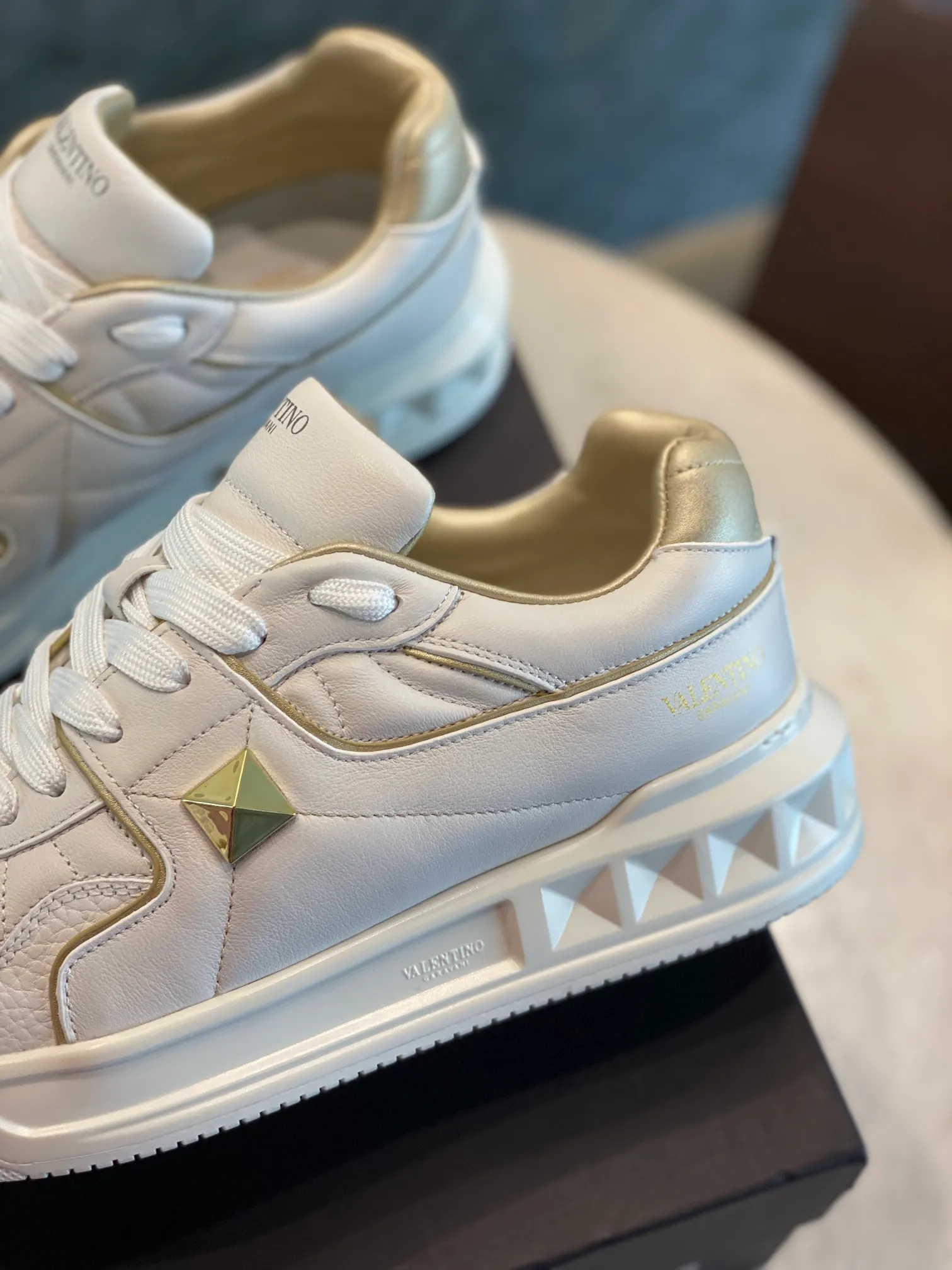 👟👟Ex-factory price 780👟👟 Valentino ONE STUD calfskin lace-up sneakers. Soft suede low-top sneakers, classic and versatile, couple's sneakers, special goods, worth buying! A pair of simple shoes with unique details will save you from the difficulty of dressing. OneStud sneakers, with quilted plaid and oversized rivets, create an eye-catching punk style and get rid of the heavy feeling of this season's clothing. U👟👟Ex-factory price raise calfskin derby shoes, with exquisite leather construction and simple silhouette, smooth lines set the tone of coolness, they are a versatile item in the wardrobe. There are more Valentino boutique shoes waiting for you to unlock! It’s time to get the shoes you’ve been coveting for a long time! Officially on sale 7,+++ - Seven straps, decorated with metallic rubber effect. Decoration on the back and tongue. Size 35-44.